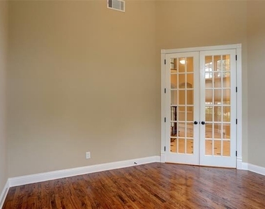 1043 Kenilworth Street - Photo Thumbnail 7