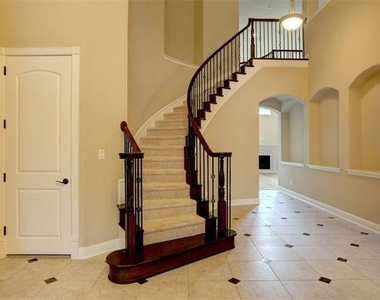 1043 Kenilworth Street - Photo Thumbnail 3