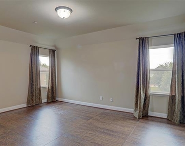 1043 Kenilworth Street - Photo Thumbnail 28