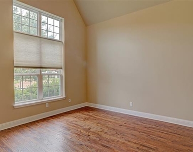 1043 Kenilworth Street - Photo Thumbnail 6