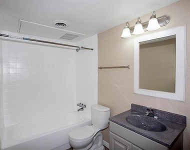 14208 Heritage Circle - Photo Thumbnail 2