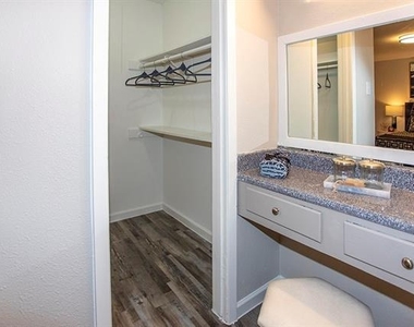 14208 Heritage Circle - Photo Thumbnail 3