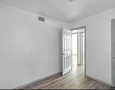 916 Isbell Road - Photo Thumbnail 10