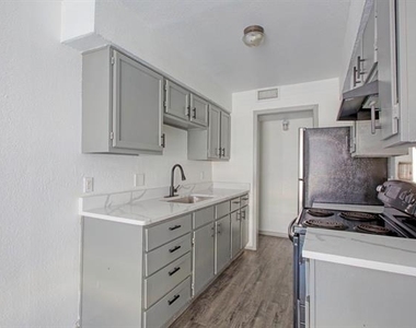 916 Isbell Road - Photo Thumbnail 8