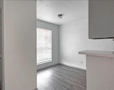 916 Isbell Road - Photo Thumbnail 3