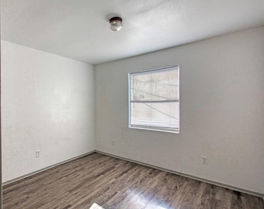 916 Isbell Road - Photo Thumbnail 6
