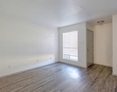 916 Isbell Road - Photo Thumbnail 5