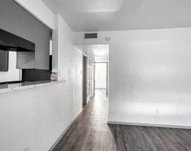 916 Isbell Road - Photo Thumbnail 4