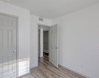 916 Isbell Road - Photo Thumbnail 9