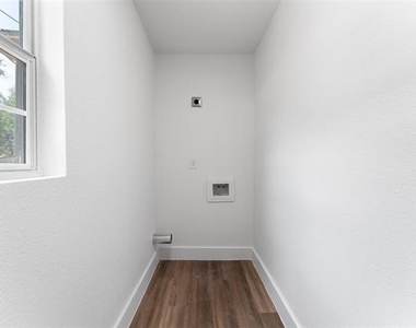 2730 Gladstone Drive - Photo Thumbnail 15