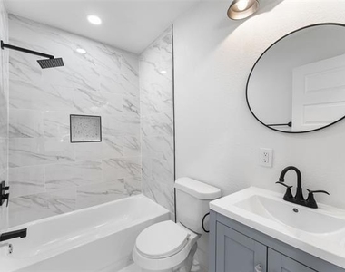 2730 Gladstone Drive - Photo Thumbnail 11