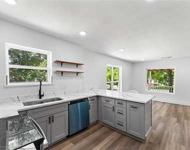 2730 Gladstone Drive - Photo Thumbnail 10