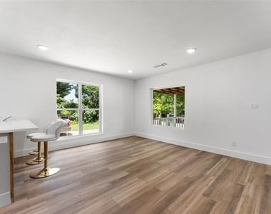 2730 Gladstone Drive - Photo Thumbnail 6