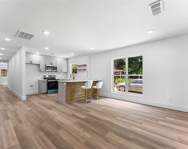 2730 Gladstone Drive - Photo Thumbnail 4