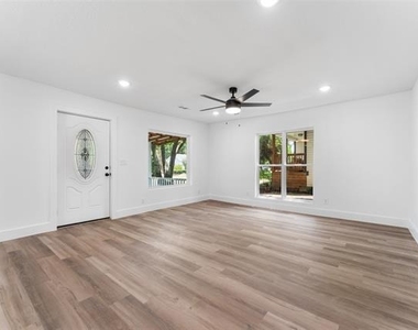 2730 Gladstone Drive - Photo Thumbnail 3