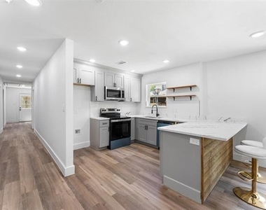 2730 Gladstone Drive - Photo Thumbnail 5