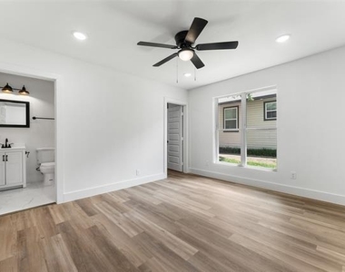 2730 Gladstone Drive - Photo Thumbnail 12