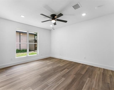 2730 Gladstone Drive - Photo Thumbnail 18