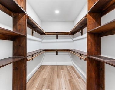 2730 Gladstone Drive - Photo Thumbnail 14