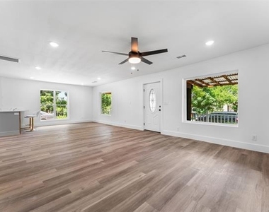 2730 Gladstone Drive - Photo Thumbnail 2