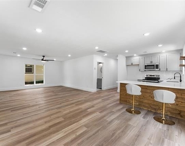 2730 Gladstone Drive - Photo Thumbnail 7