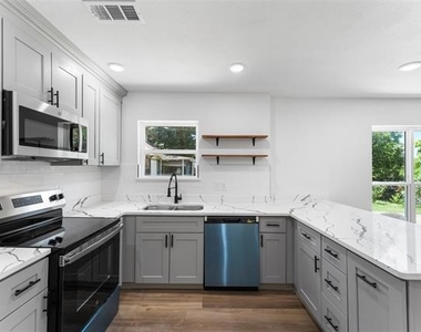 2730 Gladstone Drive - Photo Thumbnail 8