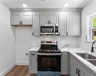 2730 Gladstone Drive - Photo Thumbnail 9