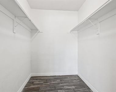 700 Timber Oaks Lane - Photo Thumbnail 2