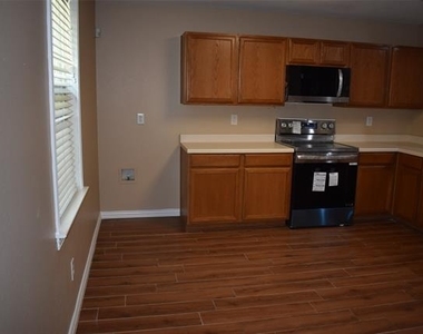 721 Pickwick Lane - Photo Thumbnail 5