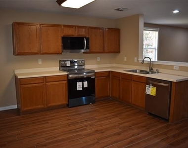 721 Pickwick Lane - Photo Thumbnail 4