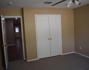 721 Pickwick Lane - Photo Thumbnail 14