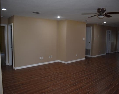 721 Pickwick Lane - Photo Thumbnail 3