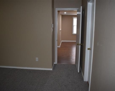 721 Pickwick Lane - Photo Thumbnail 9