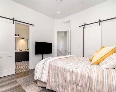 2239 Lovedale Avenue - Photo Thumbnail 6
