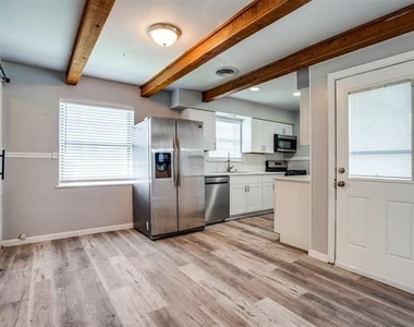 266 W Fulton Street - Photo Thumbnail 3