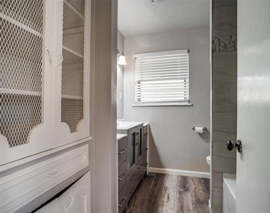 266 W Fulton Street - Photo Thumbnail 9