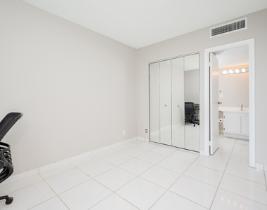 20335 W Country Club Drive - Photo Thumbnail 8