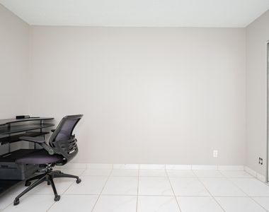 20335 W Country Club Drive - Photo Thumbnail 7