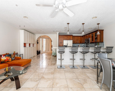 2614 Ne 11th Court - Photo Thumbnail 3