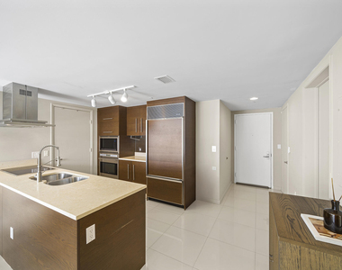 495 Brickell Avenue - Photo Thumbnail 2