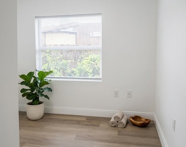 1527 Nw 63rd Street - Photo Thumbnail 7