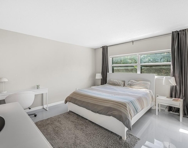 200 E Royal Palm Road - Photo Thumbnail 5