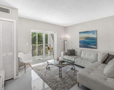 200 E Royal Palm Road - Photo Thumbnail 3