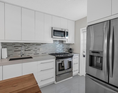 200 E Royal Palm Road - Photo Thumbnail 9