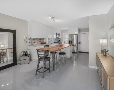 200 E Royal Palm Road - Photo Thumbnail 1