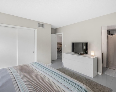 200 E Royal Palm Road - Photo Thumbnail 6