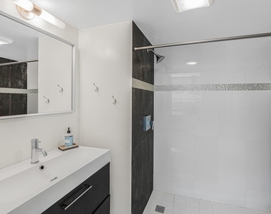 200 E Royal Palm Road - Photo Thumbnail 7