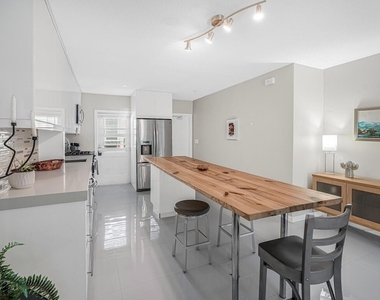 200 E Royal Palm Road - Photo Thumbnail 2