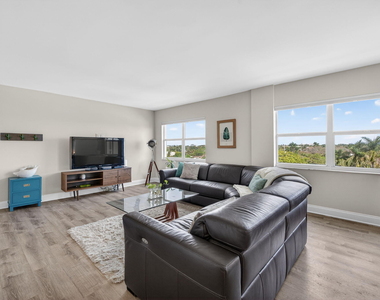 2555 Ne 11th Street - Photo Thumbnail 3