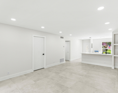 733 Nantucket Circle - Photo Thumbnail 11